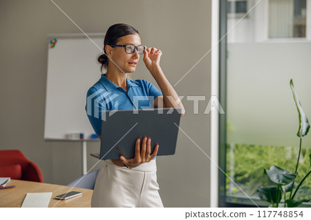 A focused and dedicated professional collaborating effectively in a modern office environment 117748854