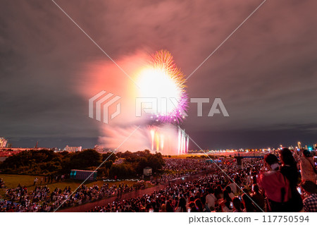 Edogawa (Ichikawa) Fireworks Festival, photographed from Edogawa Ward, Tokyo 117750594