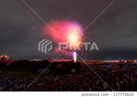 Edogawa (Ichikawa) Fireworks Festival, photographed from Edogawa Ward, Tokyo 117750626