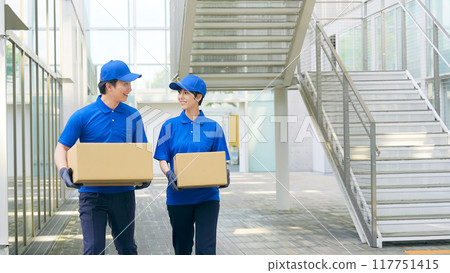 工人攜帶行李 117751415