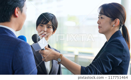 一名男子接受媒體採訪 一名男子接受媒體採訪 117751464