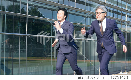 兩個穿著西裝的男人一起奔跑 117751473