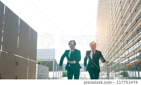 兩個穿著西裝的男人一起奔跑 兩個穿著西裝的男人一起奔跑 117751474