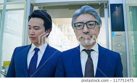 兩位商務人士搭乘電梯 117751475