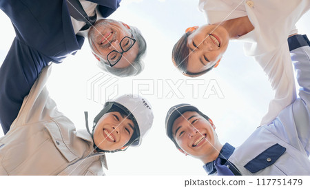來自不同職業的人（商人、工程師、研究人員、保全）的團隊合作形象 117751479