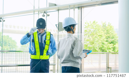 保安人員迎接來訪者 117751487