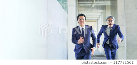 兩個商人沿著建築物的走道奔跑 117751501