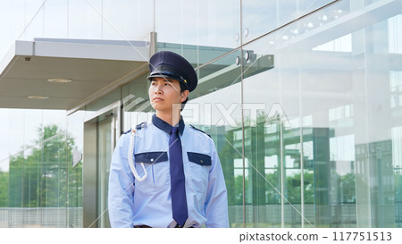 保全人員在大樓內巡邏 保全人員在大樓內巡邏 117751513