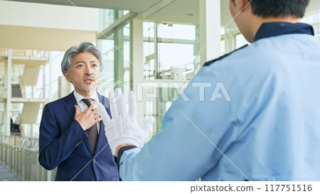 中年男子被保安攔下 中年男子被保安攔下 117751516