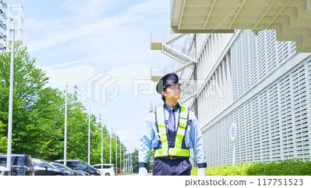 保全人員在大樓內巡邏 保全人員在大樓內巡邏 117751523