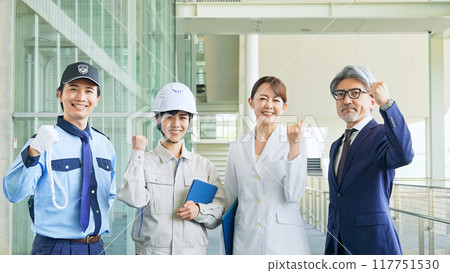 來自不同職業的人(商人、工程師、研究人員、保安)做拳頭泵 來自不同職業的人(商人、工程師、研究人員、保安)做拳頭泵 117751530