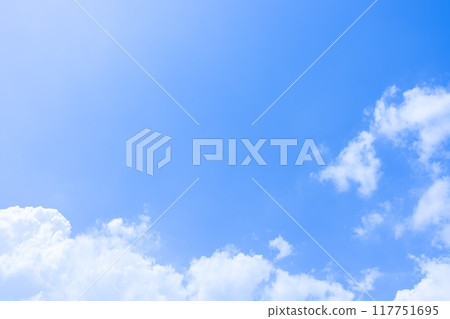 有一天，天空從白色到藍色漸變，底部有雲。 117751695