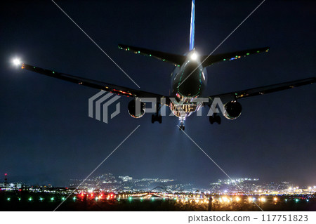 Plane landing at Itami Airport at night 117751823
