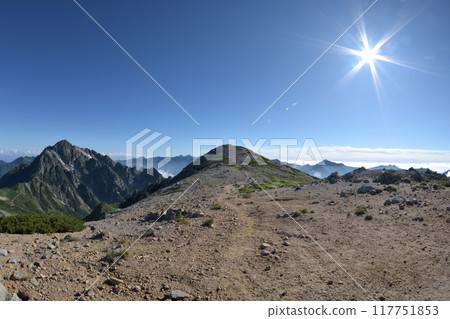 In the center is Mount Betsuyama Kitamine, on the left is Mount Tsurugi, and in the background are the mountains of the Ushiro-Tateyama Mountains floating in a sea of clouds. 117751853