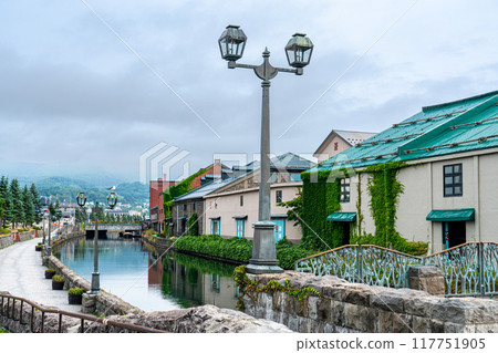 Otaru Canal in the early morning as seen from Asakusabashi, Hokkaido 117751905