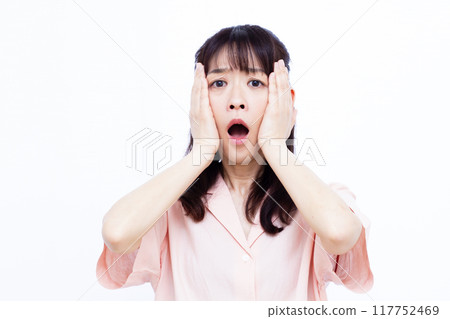 Surprised woman 117752469