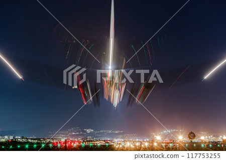 飛機晚上降落在伊丹機場，慢快門 117753255