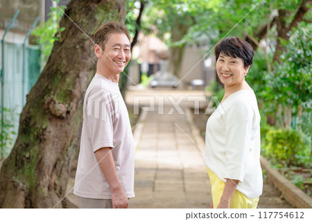 資深加上擁抱的微笑 資深加上擁抱的微笑 117754612