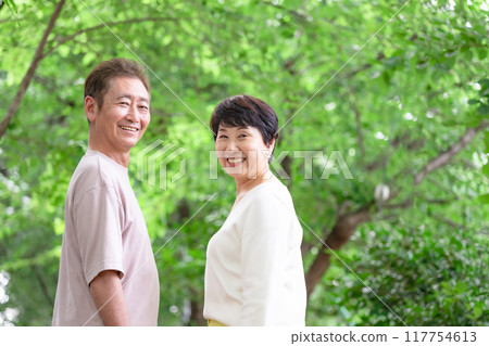 資深加上擁抱的微笑 117754613