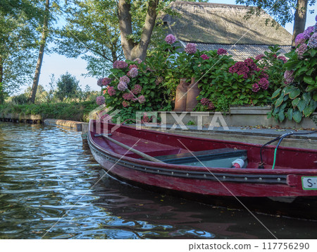 the canals of Giethoorn in the netherlands 117756290