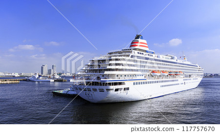 豪華遊輪(飛鳥 II)停泊的橫濱港(大棧橋) 豪華遊輪(飛鳥 II)停泊的橫濱港(大棧橋) 117757670