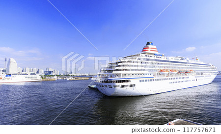 豪華遊輪（飛鳥 II）停泊的橫濱港（大棧橋） 117757671