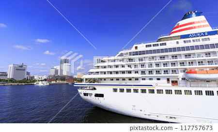 豪華遊輪（飛鳥 II）停泊的橫濱港（大棧橋） 117757673