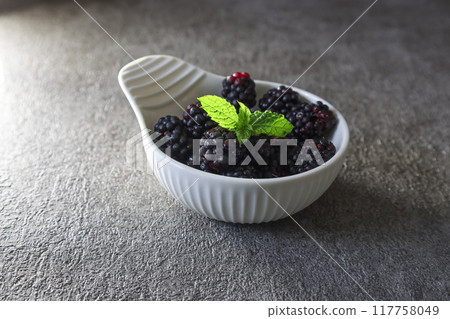 灰色背景白色陶瓷碗中的黑莓 117758049