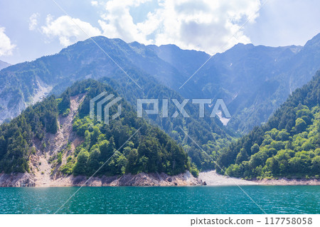 初夏的立山黑部阿爾卑斯山路線 黑部水庫(黑部湖) 初夏的立山黑部阿爾卑斯山路線 黑部水庫(黑部湖) 117758058