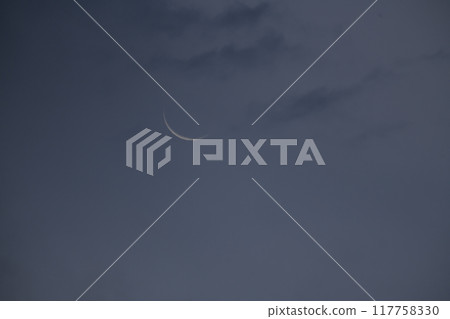 月齡 27.6 清晨，一輪殘月漂浮在雲層之間 117758330