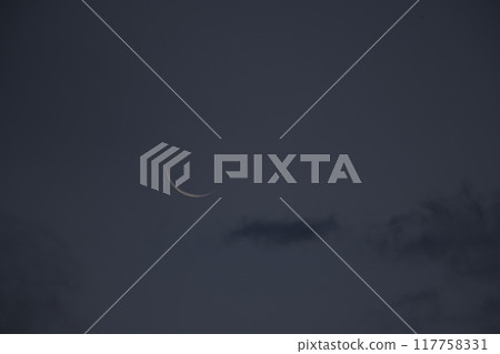 月齡 27.6 清晨，一輪殘月漂浮在雲層之間 117758331