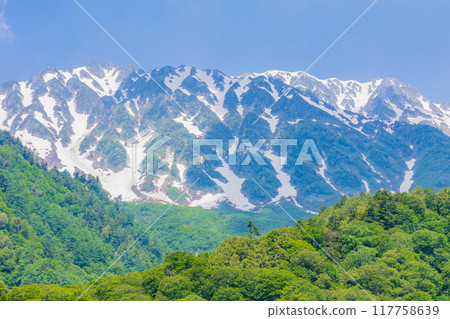 Tateyama Kurobe Alpine Route in early summer Kurobe Dam (Lake Kurobe) 117758639