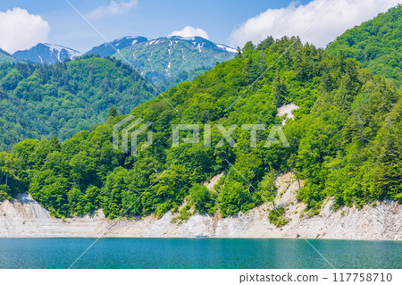 初夏的立山黑部阿爾卑斯山路線 黑部水庫(黑部湖) 初夏的立山黑部阿爾卑斯山路線 黑部水庫(黑部湖) 117758710
