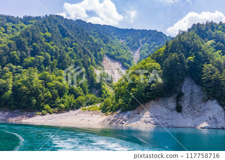 初夏的立山黑部阿爾卑斯山路線 黑部水庫(黑部湖) 初夏的立山黑部阿爾卑斯山路線 黑部水庫(黑部湖) 117758716
