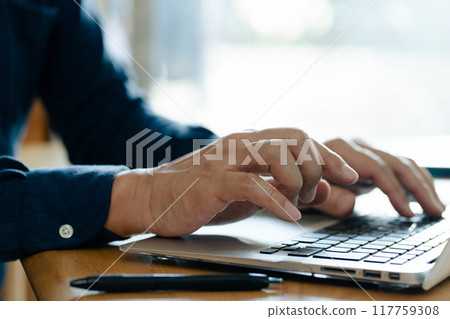 在筆記本電腦上工作的人 在筆記本電腦上工作的人 117759308