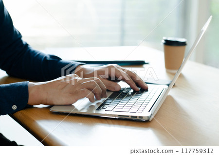 在筆記本電腦上工作的人 在筆記本電腦上工作的人 117759312