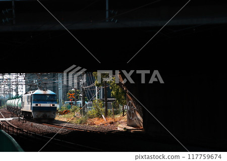 午後陽光下，EF210型電力機車牽引的貨運列車抵達 117759674