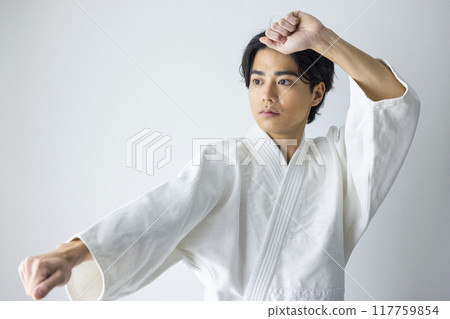 一個練習空手道的男人 一個練習空手道的男人 117759854