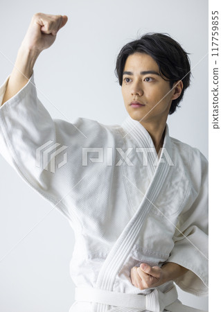 一個練習空手道的男人 一個練習空手道的男人 117759855