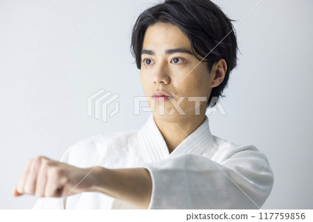 一個練習空手道的男人 117759856