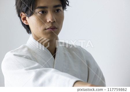 一個練習空手道的男人 117759862