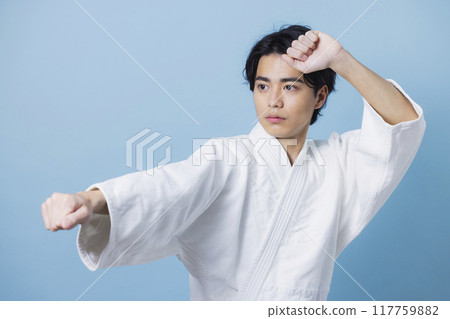 一個練習空手道的男人 117759882