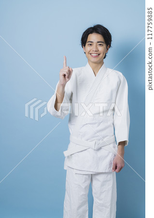 一個練習空手道的男人 117759885