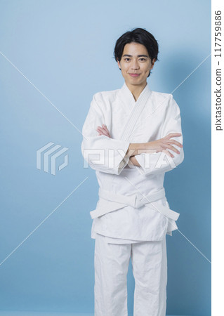 一個練習空手道的男人 一個練習空手道的男人 117759886
