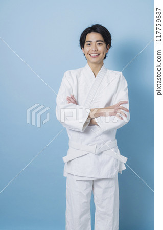 一個練習空手道的男人 117759887