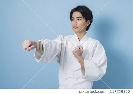 一個練習空手道的男人 一個練習空手道的男人 117759890