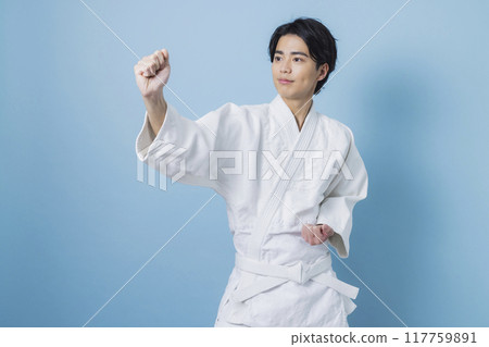 一個練習空手道的男人 117759891