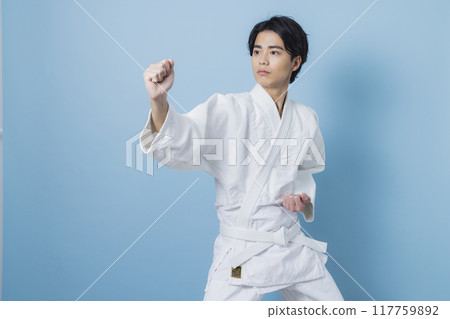 一個練習空手道的男人 117759892