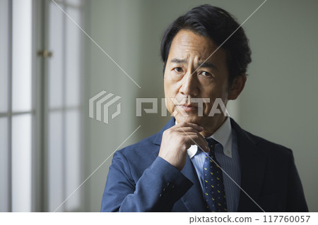 中年男子穿西裝的頭像 中年男子穿西裝的頭像 117760057