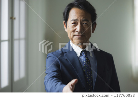 中年男子穿西裝的頭像 中年男子穿西裝的頭像 117760058